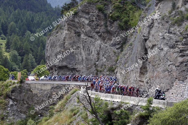 Peloton on Col Agnel003p.jpg